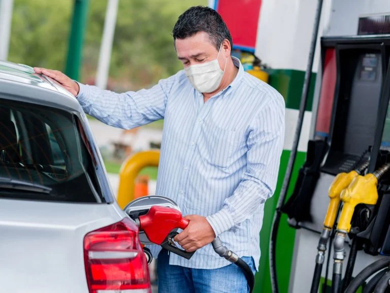 solucionar problemas con el sistema de combustible de un vehículo
