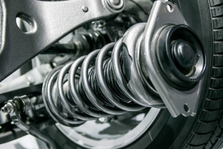 solucionar problemas con los amortiguadores traseros de un vehículo