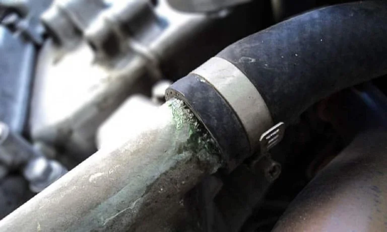 Reemplazar una manguera de radiador en un vehículo