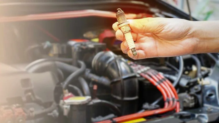 reemplazar una bujía de un vehículo