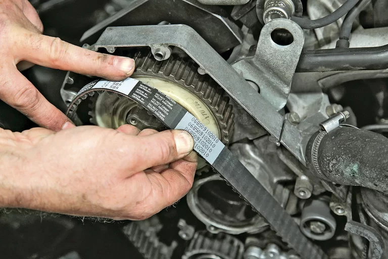 reemplazar una polea de distribución en un vehículo