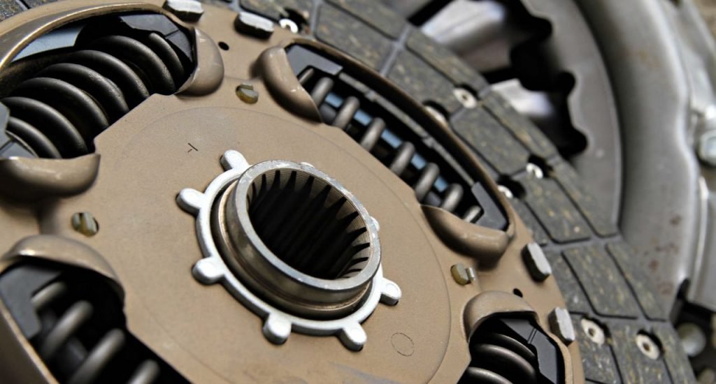 solucionar problemas con el sistema de embrague de un vehículo