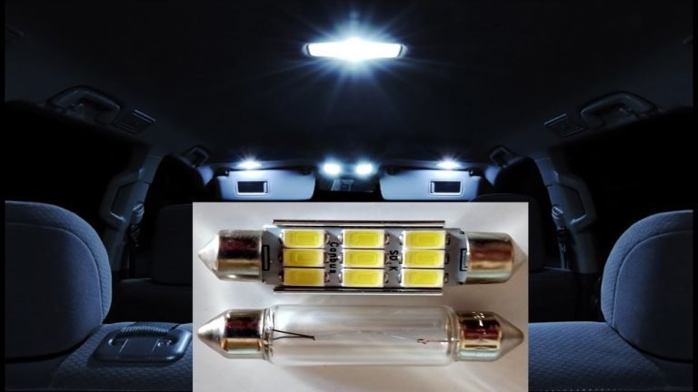 cambiar una luz interior en un vehículo