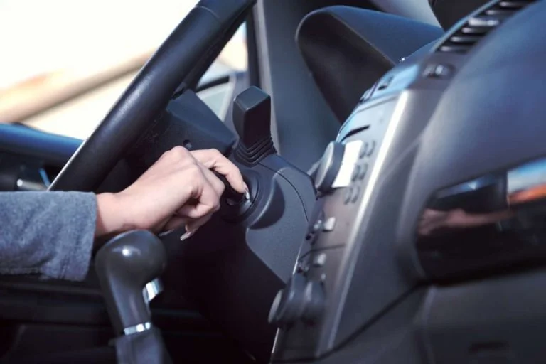 solucionar problemas con el sistema de arranque por llave de un vehículo